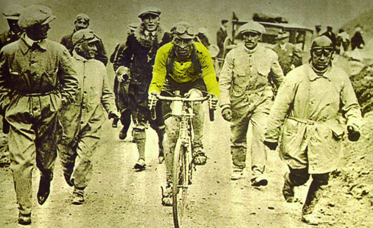 Nato ottavo, arrivato primo, scomparso nel mistero. La vita di Ottavio Bottecchia è un romanzo di riscatto che diventa un giallo, ma è soprattutto la storia del primo campionissimo italiano capace di trionfare all'estero, e di obbligare i suiveur del Tour de France a un inedito sforzo di pronuncia.